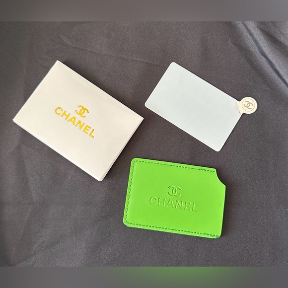 CHANEL Green Mirror Can Be Used As Card Holder - Picture 3 of 4